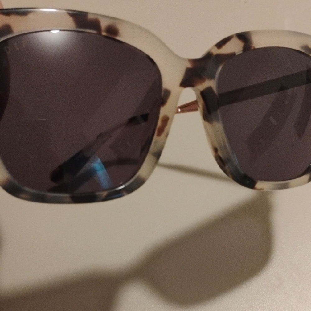 Stylish Tortoise Shell Sunglasses - Picture 5 of 5